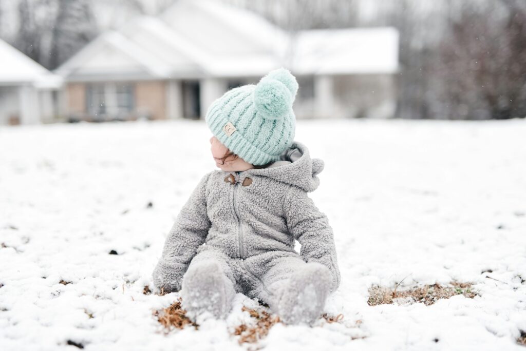 “bebé abrigado en invierno”